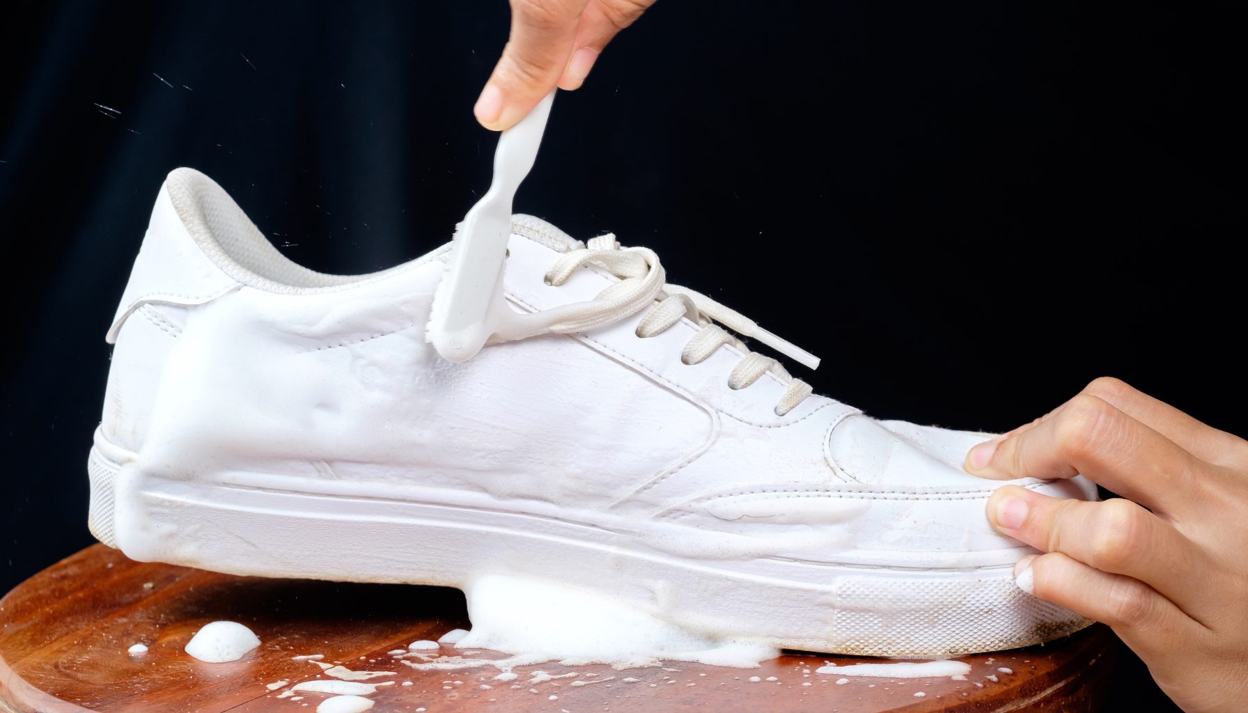 Membersihkan Sepatu Putih