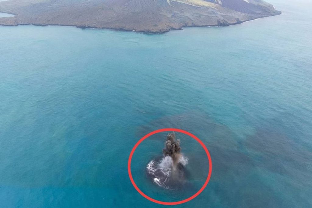 Erupsi Anak Krakatau September 2026 bentuk Dua Daratan Baru